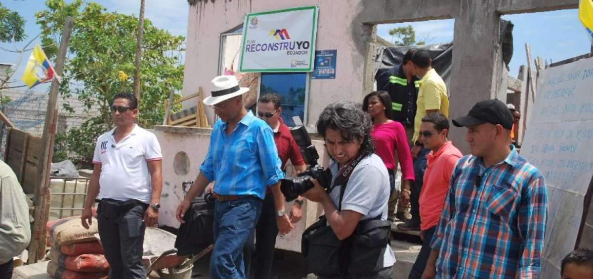 El vicepresidente realiz&oacute; una inspecci&oacute;n de las reparaciones en el sector de Santa Cruz, en la capital esmeralde&ntilde;a.