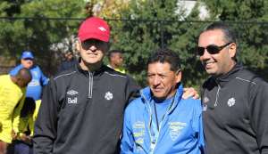 El exDT de Barcelona el espa&ntilde;ol Benito Floro a cargo de la selecci&oacute;n de Canad&aacute; pos&oacute; con Vizuete en la practica de ambos pa&iacute;ses. Foto toma de la FEF