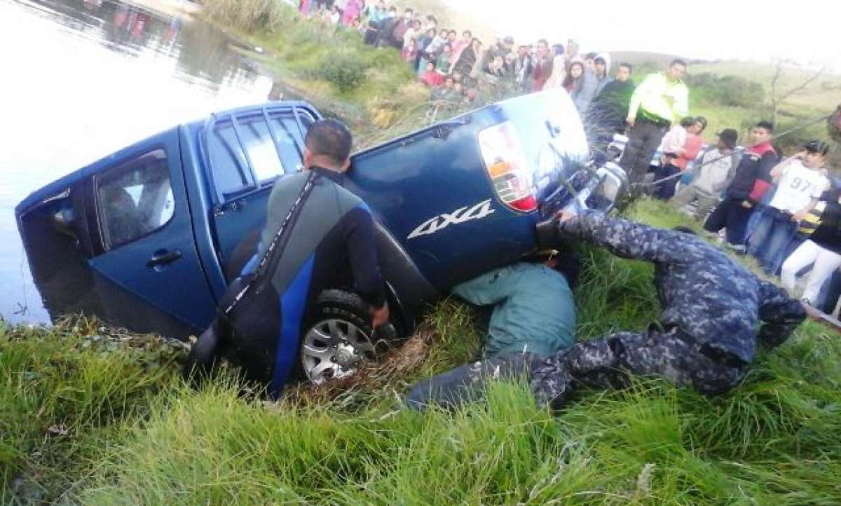 El ECU-911 atendi&oacute; la emergencia con personal del Cuerpo de Bomberos de Tulc&aacute;n y de Mont&uacute;far. Foto: Cortes&iacute;a de ECU-911 de Tulc&aacute;n