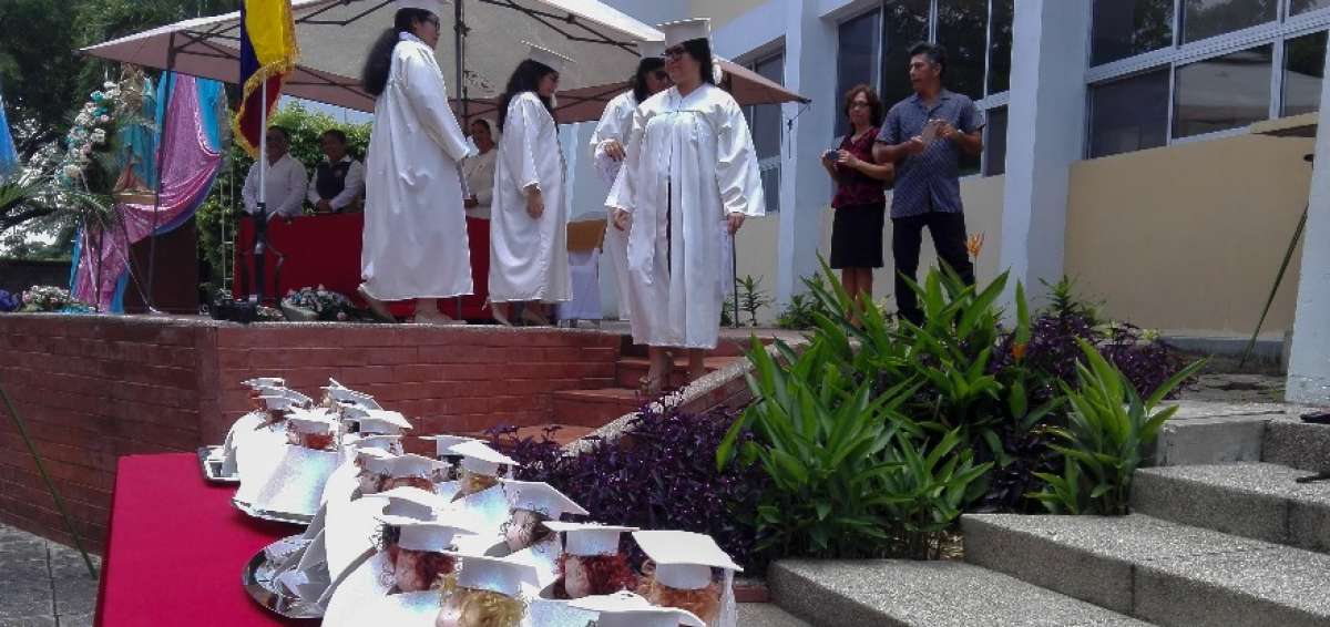 Las nuevas bachilleres vivieron momentos de felicidad por culminar su secundaria y al mismo tiempo de tristeza por el cierre definitivo del plantel ubicado en la v&iacute;a a la Costa (Guayaquil).