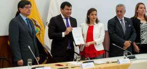 El canciller Jos&eacute; Valencia, el presidente de la Asamblea, C&eacute;sar Litardo, y la ministra del Interior, Mar&iacute;a Paula Romo. 