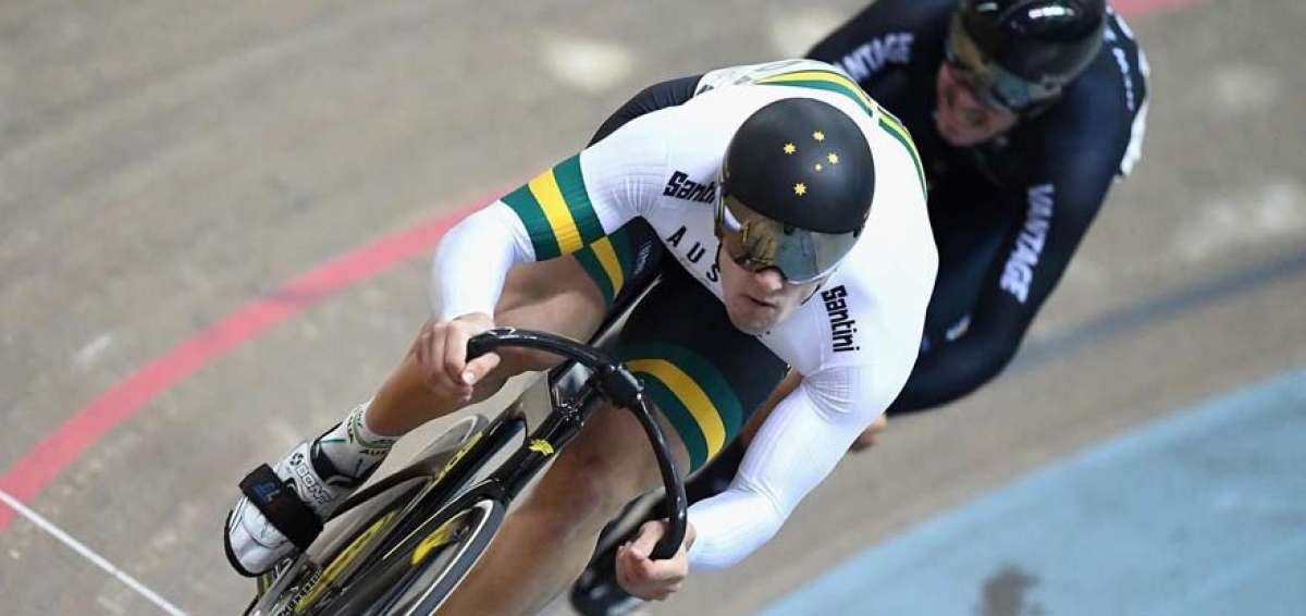El ciclista australiano Matther Glaetzer (blanco) de 25 a&ntilde;os, durante su participaci&oacute;n en la Copa del Mundo en M&aacute;nchester (Inglaterra).