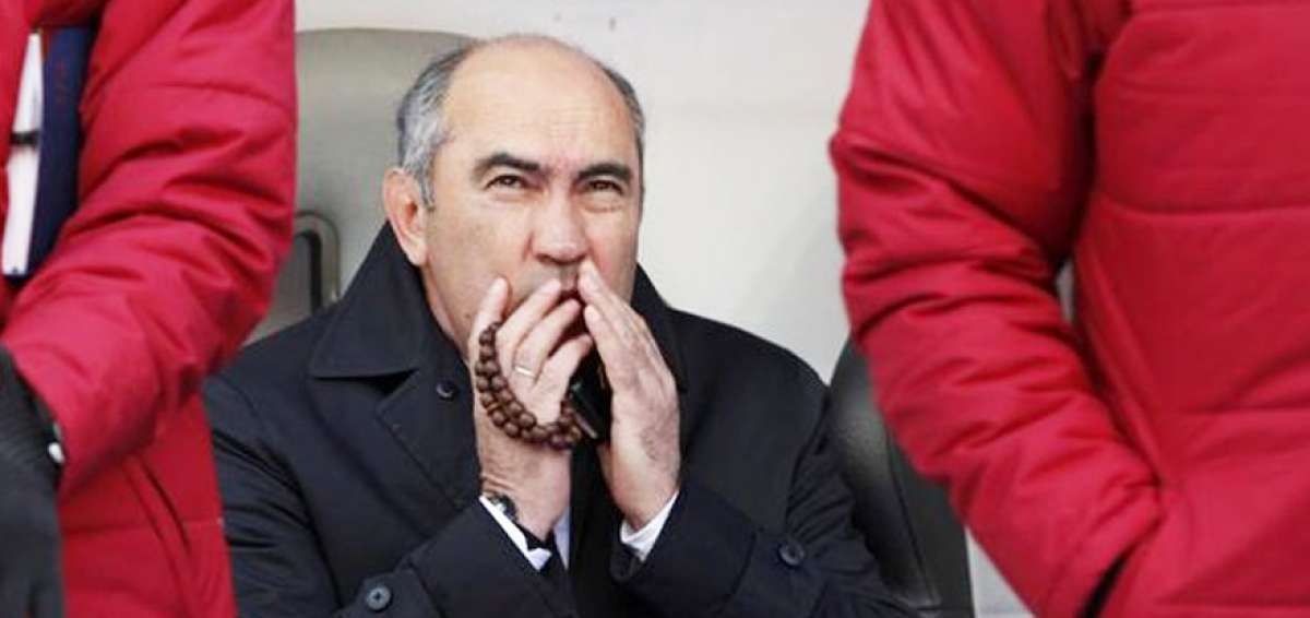 El turcomano Gurban Berdiyev siempre lleva en su mano derecha un tasbih, un objeto similar a un rosario.