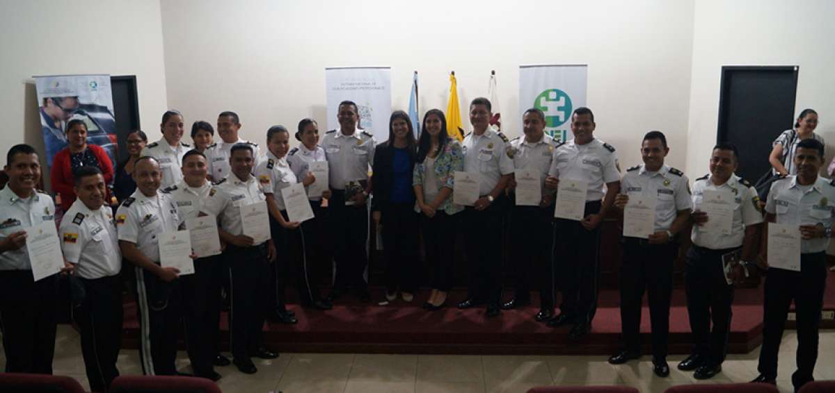 105 agentes de la Comisi&oacute;n de Tr&aacute;nsito del Ecuador (CTE) recibieron una certificaci&oacute;n por levantar y validar siete perfiles ocupacionales.