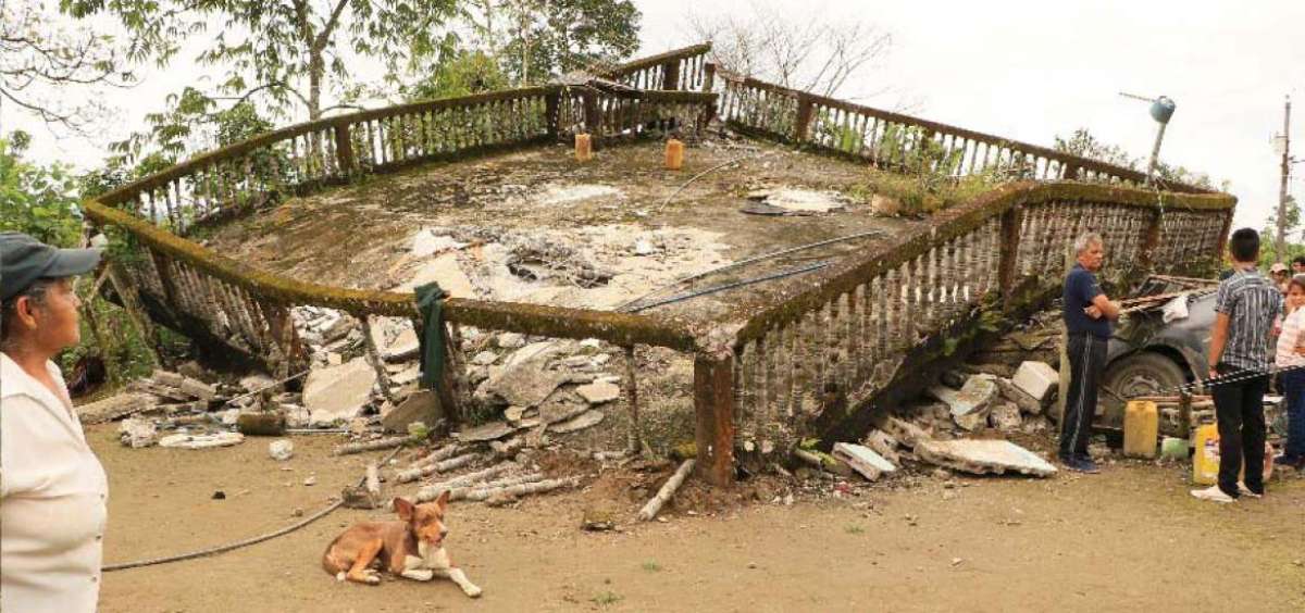 Escombros de una de las viviendas de dos pisos que colaps&oacute; durante el sismo y que produjo una v&iacute;ctima mortal en Santa Rosa de Mulaute, cant&oacute;n Los Bancos. 