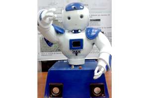 El robot fue construido en m&aacute;s de un a&ntilde;o y posee una webcam. Foto: Cortes&iacute;a Vladimir Robles