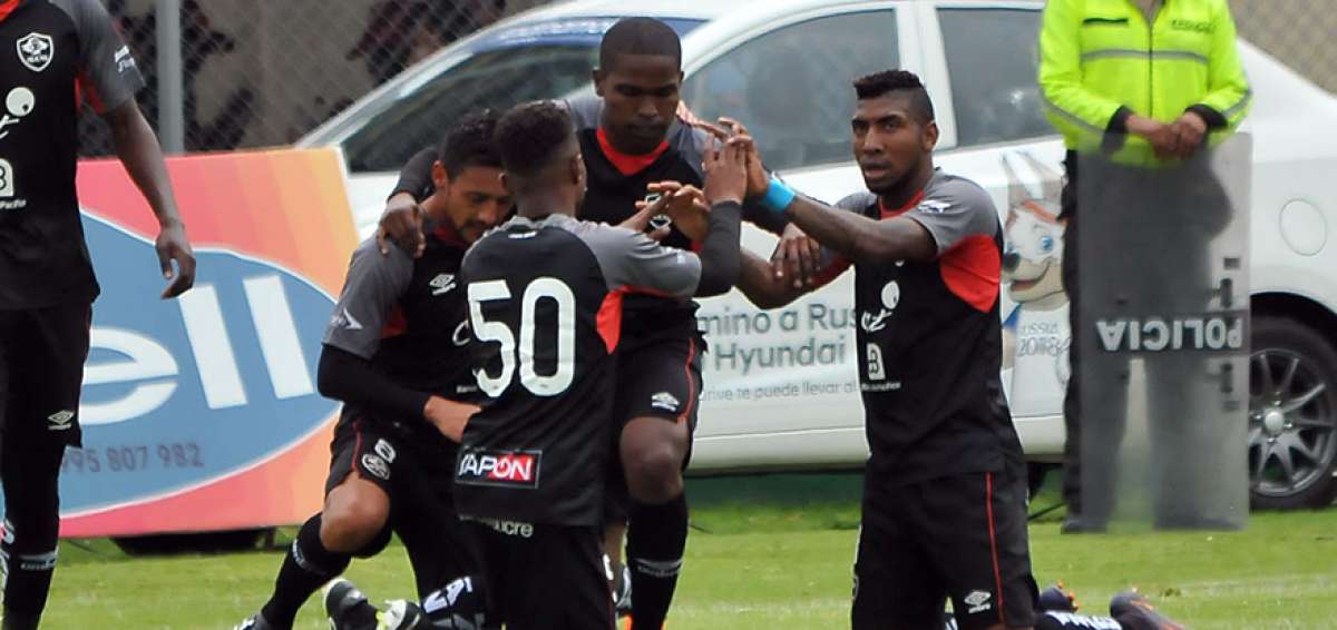 Edson Monta&ntilde;o es felicitado por sus compa&ntilde;eros tras anotar el &uacute;nico gol del partido ante T&eacute;cnico Universitario.