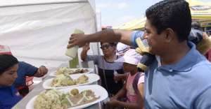 La mayor&iacute;a de los puestos de comida ofrec&iacute;an a sus clientes diferentes tipos de salsas para acompa&ntilde;ar sus platillos.
