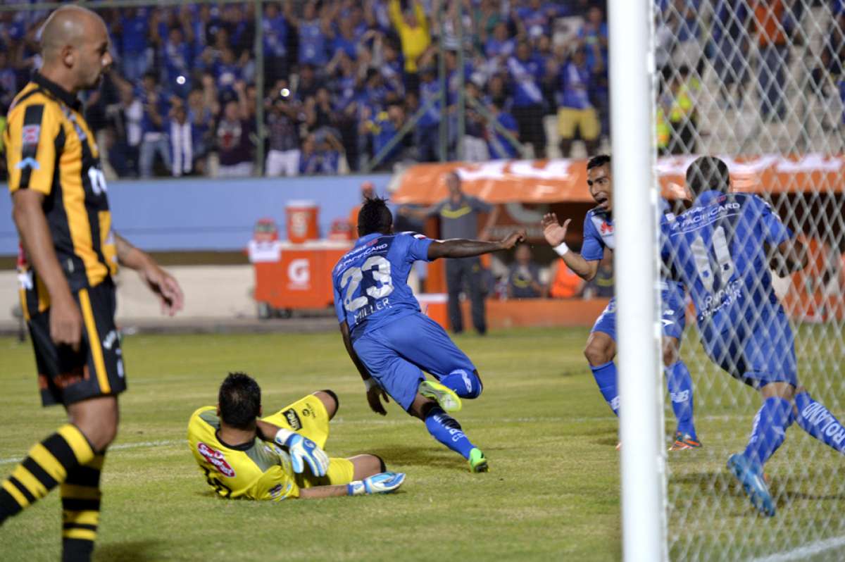 El delantero Miller Bola&ntilde;os fue el jugador m&aacute;s desequilibrante del partido. Marc&oacute; el primer gol y particip&oacute; en las jugadas de los otros dos tantos. Foto: Rodolfo P&aacute;rraga / El Tel&eacute;grafo