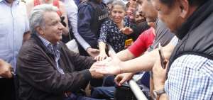 El presidente Len&iacute;n Moreno saluda con simpatizantes, previamente al encuentro ciudadano que se realiz&oacute; en Puerto Ayora.