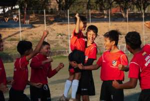 Autoridades y directivos participaron en la inauguraci&oacute;n de la sede de Cuenca, un hito del programa formativo del Atl&eacute;tico de Madrid en Ecuador.