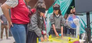 Los estudiantes de la Escuela 9 de Agosto, de Quito, experimentaron la sensaci&oacute;n de conocer la historia de la capital a trav&eacute;s de texturas y sonidos. Hicieron el recorrido con los ojos vendados.