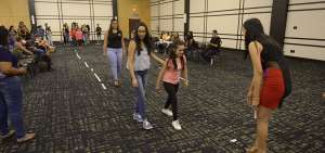 Ariana, de 11 a&ntilde;os, con s&iacute;ndrome de Down, sigui&oacute; las instrucciones que le daba una persona para desfilar. La menor de edad desea convertirse en modelo.