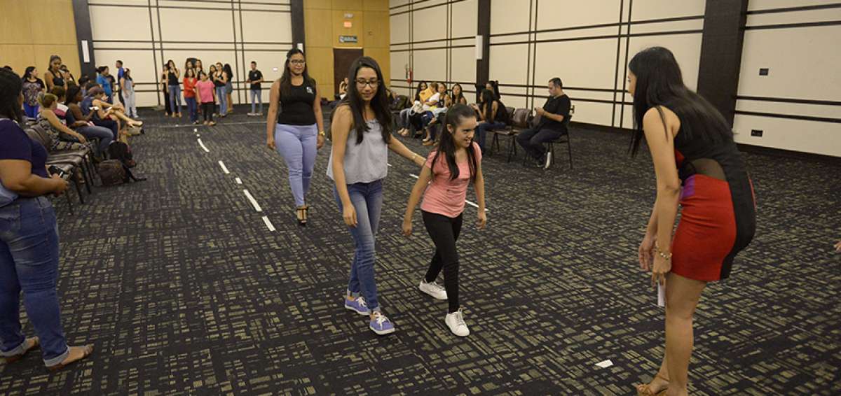 Ariana, de 11 a&ntilde;os, con s&iacute;ndrome de Down, sigui&oacute; las instrucciones que le daba una persona para desfilar. La menor de edad desea convertirse en modelo.