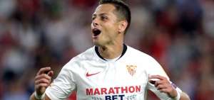 Chicharito afianza al Sevilla en el liderato de su grupo