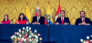 El presidente Len&iacute;n Moreno y el ministro de Producci&oacute;n, Pablo Campana, participaron en la firma del acuerdo.