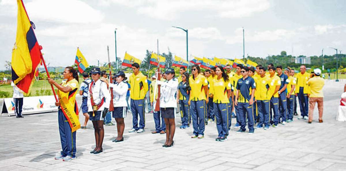 La luchadora Lissette Antes porta la bandera ecuatoriana durante el acto del pasado s&aacute;bado en Guayaquil. Foto: Cortes&iacute;a Ministerio del Deporte