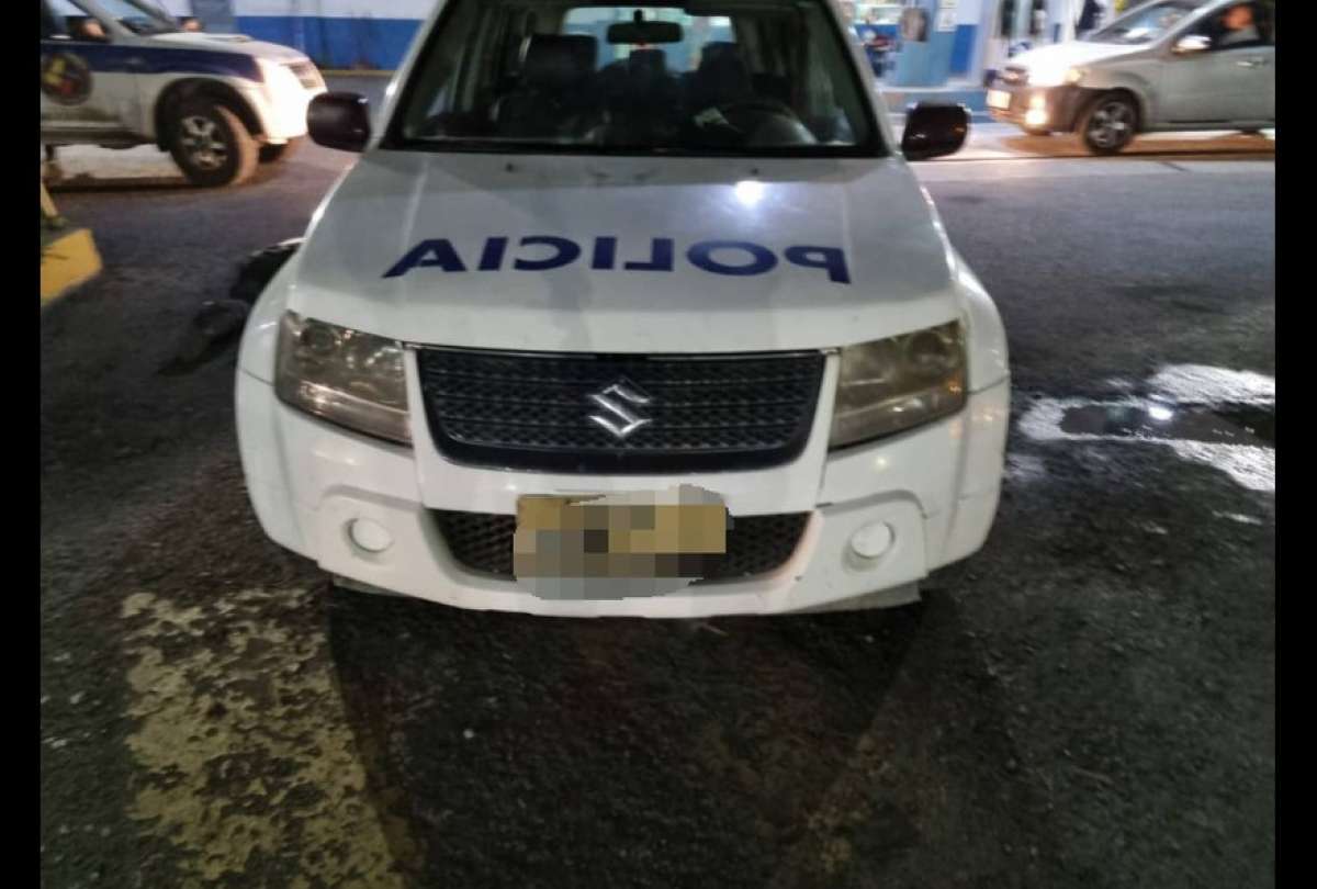 El vehículo donde se movilizaban los dos policías quedó abaleado.