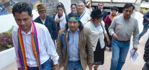 Marlon Santi (de cintillo), director pol&iacute;tico, y dirigentes de Pachakutik presentaron en el CNE una impugnaci&oacute;n al retiro del fondo partidario permanente hace 3 a&ntilde;os.