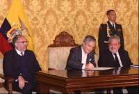Guillermo Lasso (centro), presidente de la República, firmó el decreto para la creación de la nueva Secretaría