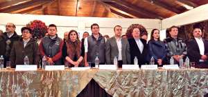 Xavier Lazo (quinto desde la izq.) dijo que la feria es una plataforma de encuentro entre la ruralidad y la ciudad, para mostrar el potencial ganadero.