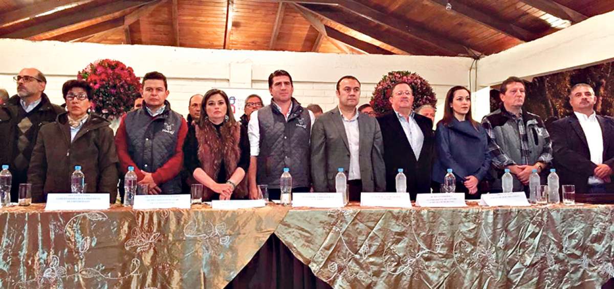 Xavier Lazo (quinto desde la izq.) dijo que la feria es una plataforma de encuentro entre la ruralidad y la ciudad, para mostrar el potencial ganadero.