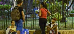 Los integrantes de una familia duermen a las 06:30,  a pocas horas de haber llegado a Guayaquil.