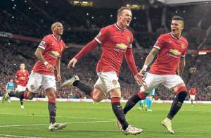 Wayne Rooney (centro) celebra el segundo gol de su cuenta personal. Lo acompa&ntilde;an su compatriota Ashley Young (izq.) y el argentino Marcos Rojo. 