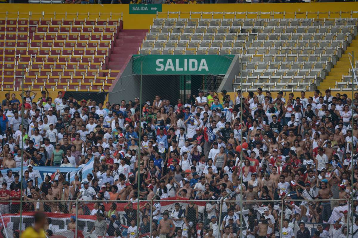 Aficionados de los Albos llegaron al Monumental en buen n&uacute;mero. Foto: Miguel Castro / El Tel&eacute;grafo
