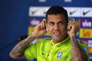 Dani ALves habl&oacute; con los medios hoy y revel&oacute; la canci&oacute;n que Brasil usa para motivarse. Foto: EFE