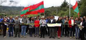 La v&iacute;a a Cus&uacute;a nace en el sector Los P&aacute;jaros, junto a la carretera que conduce a Ambato. En la foto, la ceremonia de inauguraci&oacute;n de la obra.