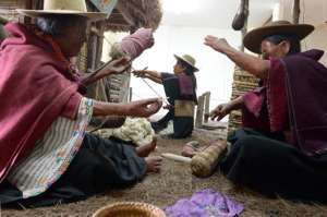 En el museo del pueblo Salasaca, las figuras representan la cotidianidad de los habitantes que pueblan las 18 comunas de esta parroquia del cant&oacute;n Pelileo. Foto: Jos&eacute; Mor&aacute;n / El Tel&eacute;grafo