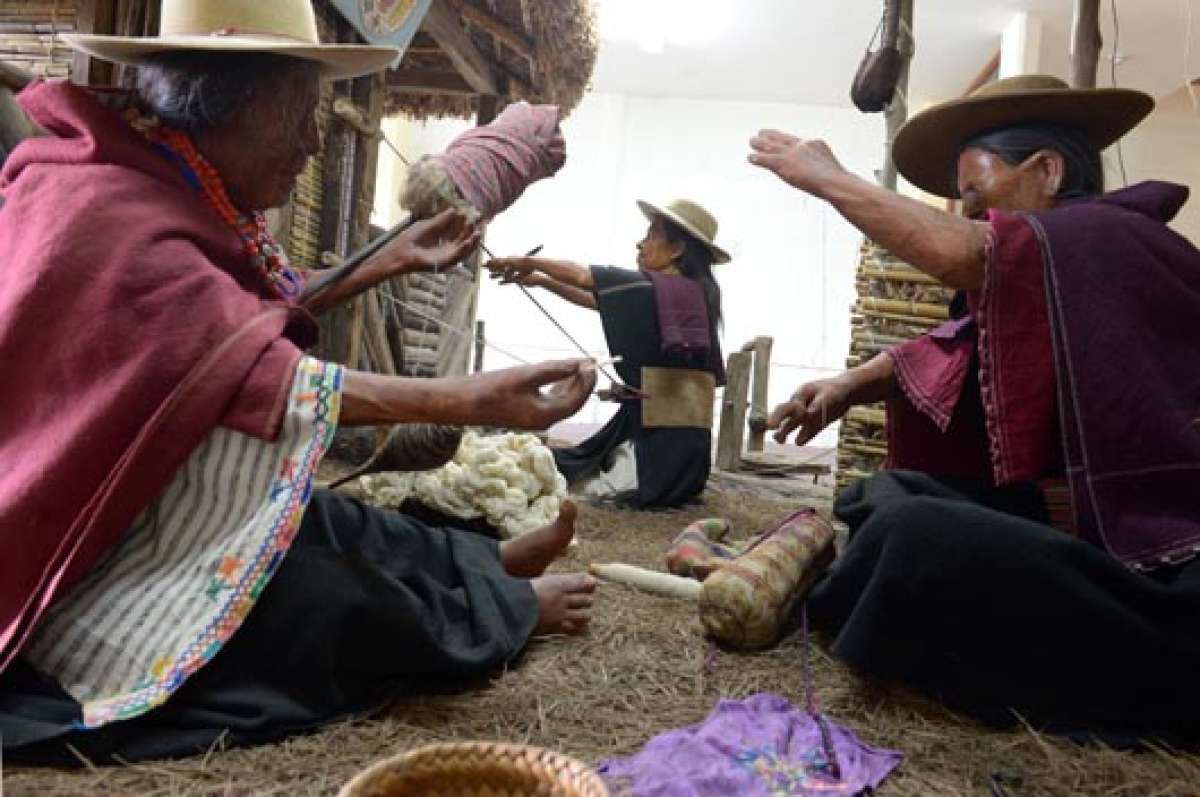 En el museo del pueblo Salasaca, las figuras representan la cotidianidad de los habitantes que pueblan las 18 comunas de esta parroquia del cant&oacute;n Pelileo. Foto: Jos&eacute; Mor&aacute;n / El Tel&eacute;grafo