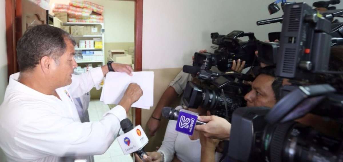 El Mandatario atendi&oacute; las denuncias de ciudadanos en la casa de salud.