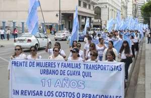 Las manifestantes exigieron tambi&eacute;n la revisi&oacute;n de los costos operacionales. Foto: Carina Acosta / El Tel&eacute;grafo 