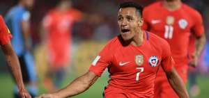 El delantero chileno Alexis S&aacute;nchez celebra su segundo tanto ante Uruguay.