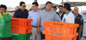 Ministro Navas, durante el encuentro con los pescadores.