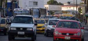 Las principales v&iacute;as de Guayaquil lucen congestionadas durante las primeras horas de la ma&ntilde;ana y en la noche. La ATM  controla el tr&aacute;nsito con 593 agentes civiles.
