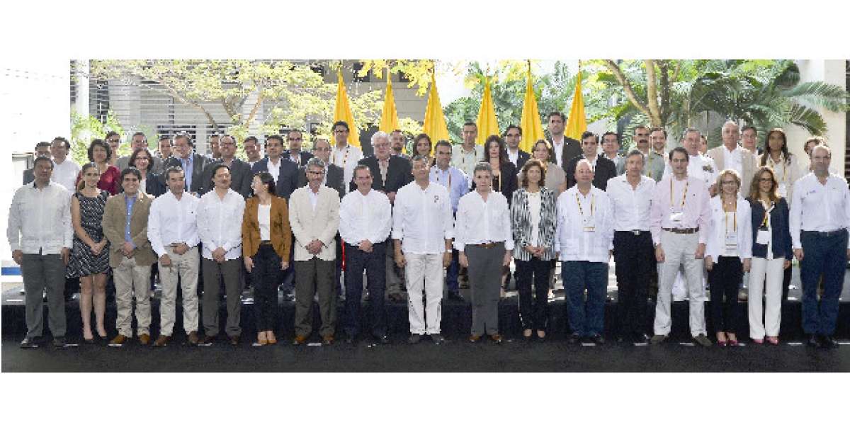 El Presidente Correa (c) felicit&oacute; a Santos por el proceso de paz con las FARC. Foto: AFP