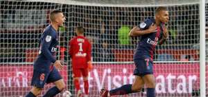 Mbappe se exhibe con un p&oacute;quer en el Parque de los Pr&iacute;ncipes