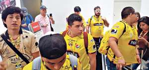 Hinchas y comunicadores esperan informaci&oacute;n por parte de la organizaci&oacute;n del ch&aacute;rter. Con su equipaje en mano ten&iacute;an la certeza de que viajar&iacute;an a Porto Alegre.  