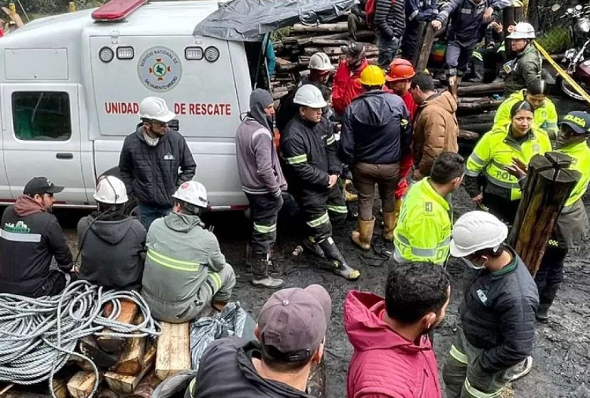 Equipos de rescate trabajaron en la mina tras la explosi&oacute;n que dej&oacute; nueve fallecidos.