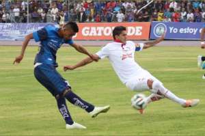 Byron Cano (i) fue el autor del &uacute;nico gol del partido que se disput&oacute; en el Ol&iacute;mpico de Riobamba. Foto: API