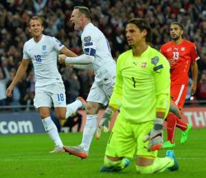 Wayne Rooney (c) festeja su gol n&uacute;mero 50 con la selecci&oacute;n inglesa. Foto: AFP