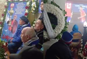 En redes sociales se viralizó un video de un grupo de aficionados al fútbol. Estas personas veían el debut de Chile en la Copa América en pleno funeral. 