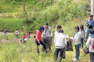 Por m&aacute;s de 120 minutos, los chicos recogieron la maleza, basura y escombros cerca del r&iacute;o Cutuchi. Foto: Silvia Osorio.