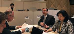 Juan Carlos Cassinelli (centro), ministro de Comercio Exterior, hizo su exposici&oacute;n acompa&ntilde;ado por Juan Falcon&iacute; (izq.), representante de Ecuador en la OMC.
