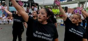 Con plant&oacute;n, Manta dice &iexcl;alto! a la violencia contra la mujer