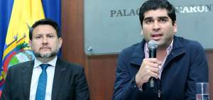 El vicepresidente de la Rep&uacute;blica, Otto Sonnenholzner, y el ministro de Transporte y Obras P&uacute;blicas, Gabriel Mart&iacute;nez (i), durante la rueda de prensa. 
