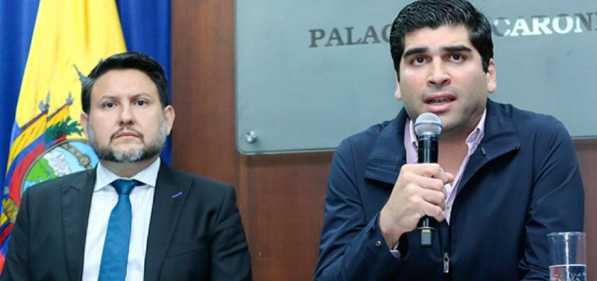 El vicepresidente de la Rep&uacute;blica, Otto Sonnenholzner, y el ministro de Transporte y Obras P&uacute;blicas, Gabriel Mart&iacute;nez (i), durante la rueda de prensa. 